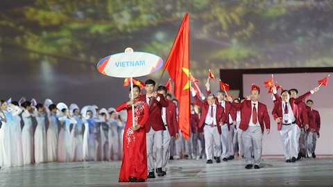 Tuyển thủ Nguyễn Huy Hoàng là người cầm cờ của đoàn thể thao Việt Nam